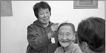 敬老院梳头.jpg