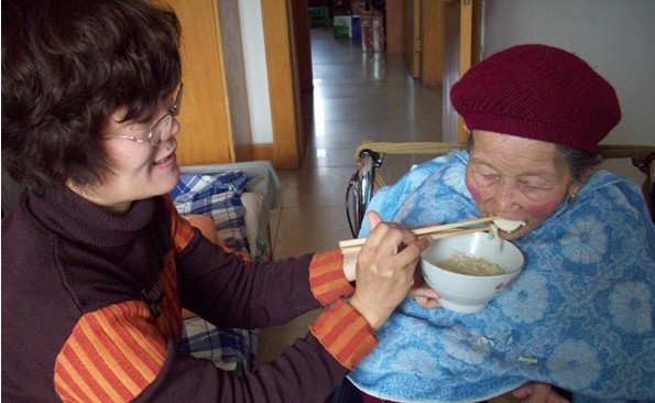 程寄凤照顾婆婆.jpg