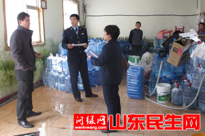 蓬莱市工商局执法人员正在现场检查.jpg
